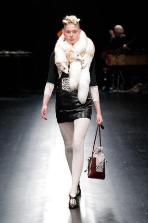 未来は不自然な自然、月への旅行を楽しく遊んだシアタープロダクツ【16-17AWウィメンズ】