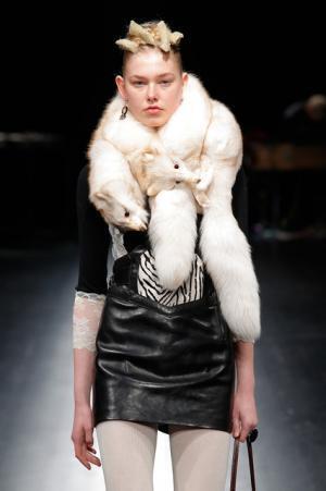 未来は不自然な自然、月への旅行を楽しく遊んだシアタープロダクツ【16-17AWウィメンズ】