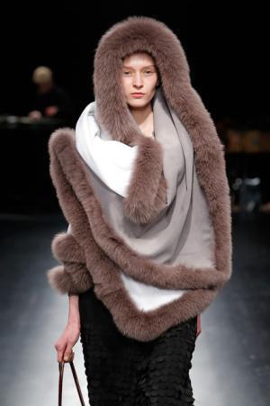 未来は不自然な自然、月への旅行を楽しく遊んだシアタープロダクツ【16-17AWウィメンズ】