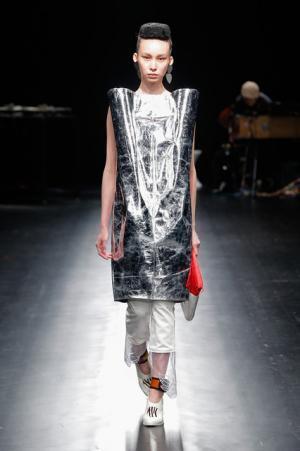 未来は不自然な自然、月への旅行を楽しく遊んだシアタープロダクツ【16-17AWウィメンズ】