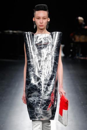 未来は不自然な自然、月への旅行を楽しく遊んだシアタープロダクツ【16-17AWウィメンズ】