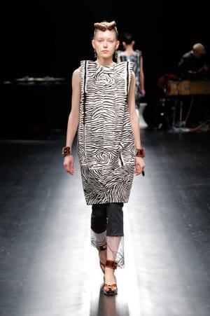 未来は不自然な自然、月への旅行を楽しく遊んだシアタープロダクツ【16-17AWウィメンズ】