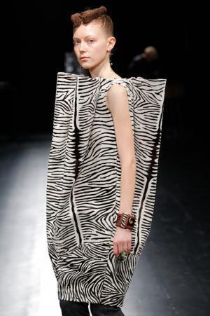 未来は不自然な自然、月への旅行を楽しく遊んだシアタープロダクツ【16-17AWウィメンズ】