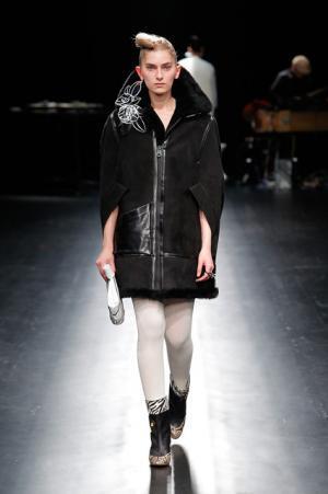 未来は不自然な自然、月への旅行を楽しく遊んだシアタープロダクツ【16-17AWウィメンズ】