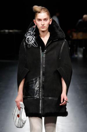 未来は不自然な自然、月への旅行を楽しく遊んだシアタープロダクツ【16-17AWウィメンズ】