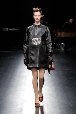 未来は不自然な自然、月への旅行を楽しく遊んだシアタープロダクツ【16-17AWウィメンズ】