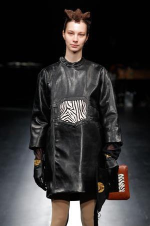 未来は不自然な自然、月への旅行を楽しく遊んだシアタープロダクツ【16-17AWウィメンズ】