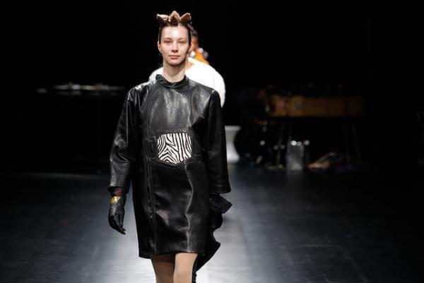 未来は不自然な自然、月への旅行を楽しく遊んだシアタープロダクツ【16-17AWウィメンズ】