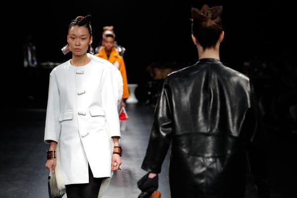 未来は不自然な自然、月への旅行を楽しく遊んだシアタープロダクツ【16-17AWウィメンズ】