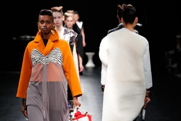 未来は不自然な自然、月への旅行を楽しく遊んだシアタープロダクツ【16-17AWウィメンズ】