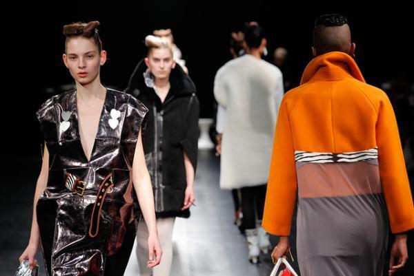 未来は不自然な自然、月への旅行を楽しく遊んだシアタープロダクツ【16-17AWウィメンズ】