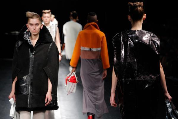 未来は不自然な自然、月への旅行を楽しく遊んだシアタープロダクツ【16-17AWウィメンズ】