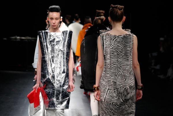 未来は不自然な自然、月への旅行を楽しく遊んだシアタープロダクツ【16-17AWウィメンズ】