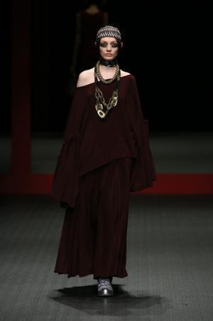 ジャパンラグジュアリーの原点をスニーカースタイルで見せたヒロココシノ【16-17AWウィメンズ】