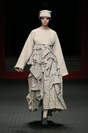 ジャパンラグジュアリーの原点をスニーカースタイルで見せたヒロココシノ【16-17AWウィメンズ】