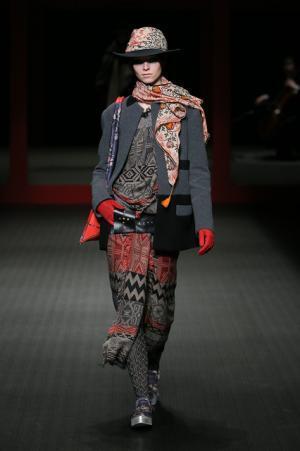 ジャパンラグジュアリーの原点をスニーカースタイルで見せたヒロココシノ【16-17AWウィメンズ】