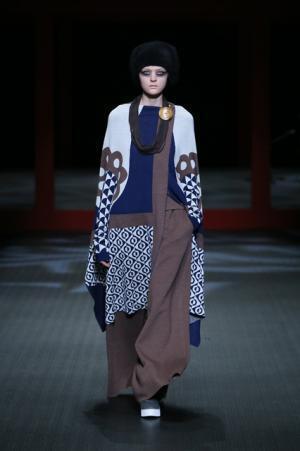 ジャパンラグジュアリーの原点をスニーカースタイルで見せたヒロココシノ【16-17AWウィメンズ】