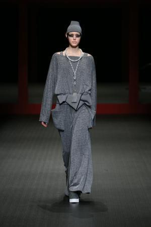 ジャパンラグジュアリーの原点をスニーカースタイルで見せたヒロココシノ【16-17AWウィメンズ】