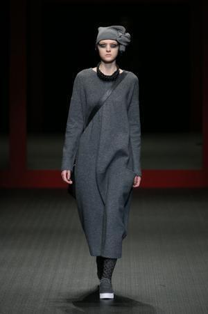 ジャパンラグジュアリーの原点をスニーカースタイルで見せたヒロココシノ【16-17AWウィメンズ】