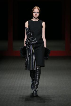 ジャパンラグジュアリーの原点をスニーカースタイルで見せたヒロココシノ【16-17AWウィメンズ】