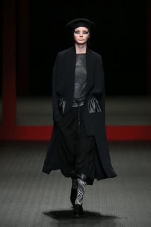 ジャパンラグジュアリーの原点をスニーカースタイルで見せたヒロココシノ【16-17AWウィメンズ】