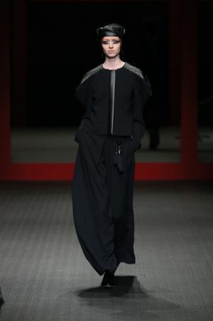 ジャパンラグジュアリーの原点をスニーカースタイルで見せたヒロココシノ【16-17AWウィメンズ】