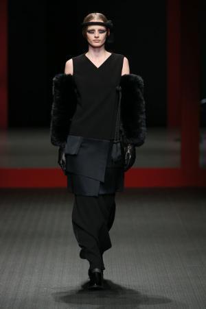 ジャパンラグジュアリーの原点をスニーカースタイルで見せたヒロココシノ【16-17AWウィメンズ】