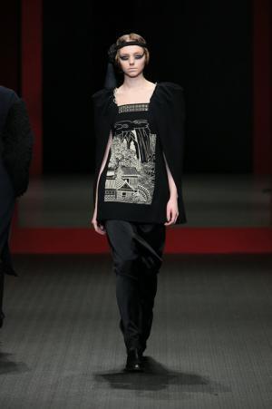 ジャパンラグジュアリーの原点をスニーカースタイルで見せたヒロココシノ【16-17AWウィメンズ】