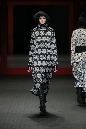 ジャパンラグジュアリーの原点をスニーカースタイルで見せたヒロココシノ【16-17AWウィメンズ】