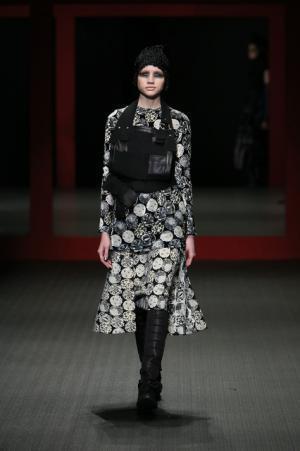 ジャパンラグジュアリーの原点をスニーカースタイルで見せたヒロココシノ【16-17AWウィメンズ】