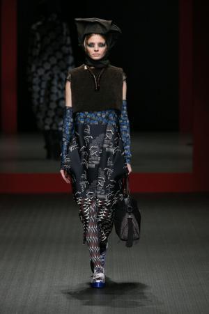 ジャパンラグジュアリーの原点をスニーカースタイルで見せたヒロココシノ【16-17AWウィメンズ】