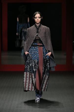 ジャパンラグジュアリーの原点をスニーカースタイルで見せたヒロココシノ【16-17AWウィメンズ】