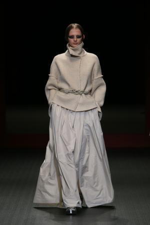 ジャパンラグジュアリーの原点をスニーカースタイルで見せたヒロココシノ【16-17AWウィメンズ】