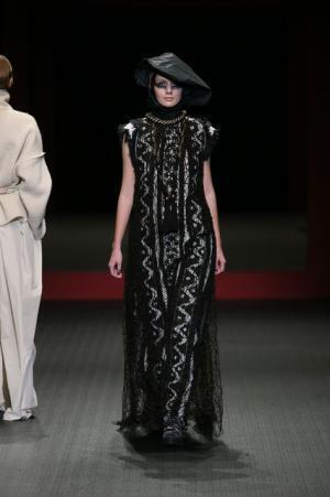 ジャパンラグジュアリーの原点をスニーカースタイルで見せたヒロココシノ【16-17AWウィメンズ】