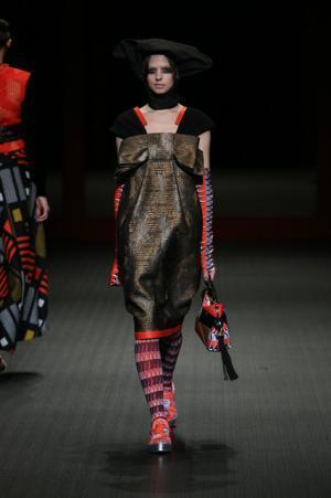 ジャパンラグジュアリーの原点をスニーカースタイルで見せたヒロココシノ【16-17AWウィメンズ】