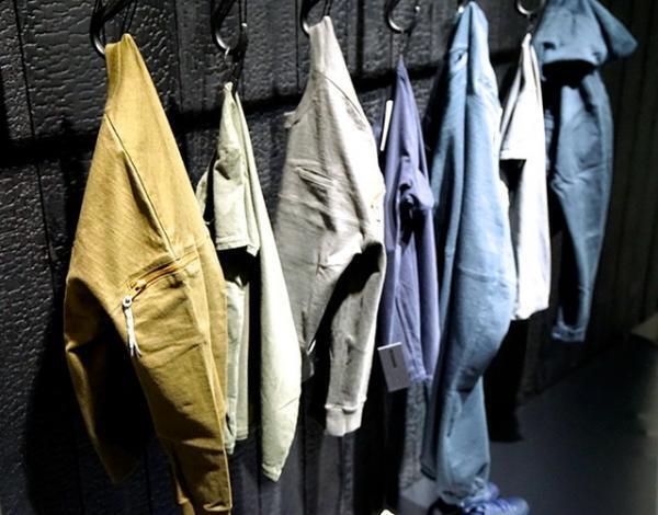 ジル・サンダー、新宿伊勢丹で岡山“焼杉” モチーフの日本限定コレクションを先行発売