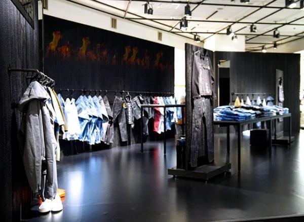 ジル・サンダー、新宿伊勢丹で岡山“焼杉” モチーフの日本限定コレクションを先行発売