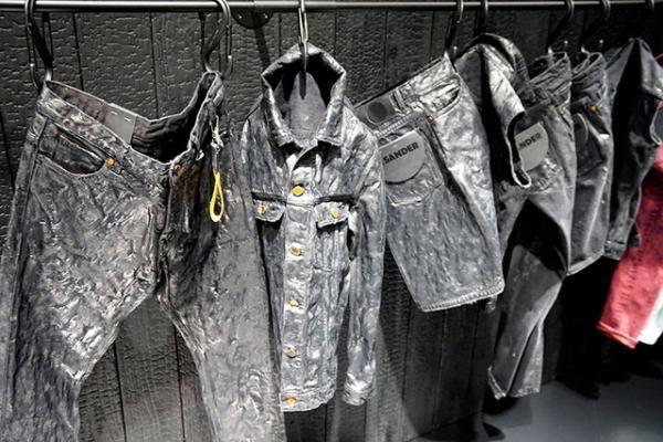 ジル・サンダー、新宿伊勢丹で岡山“焼杉” モチーフの日本限定コレクションを先行発売