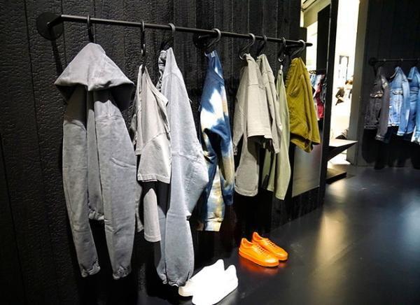 ジル・サンダー、新宿伊勢丹で岡山“焼杉” モチーフの日本限定コレクションを先行発売