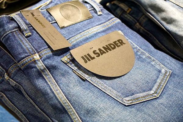 ジル・サンダー、新宿伊勢丹で岡山“焼杉” モチーフの日本限定コレクションを先行発売