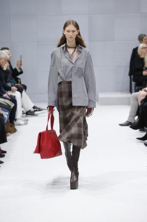 デムナ・ヴァザリアによる新生バレンシアガ【16-17AWウィメンズ】