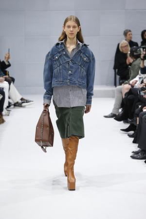 デムナ・ヴァザリアによる新生バレンシアガ【16-17AWウィメンズ】