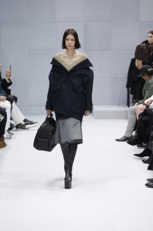 デムナ・ヴァザリアによる新生バレンシアガ【16-17AWウィメンズ】