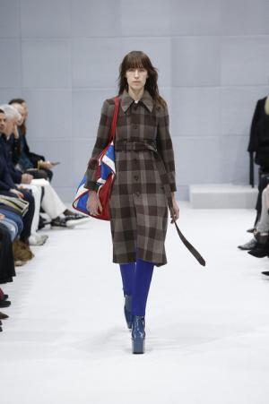 デムナ・ヴァザリアによる新生バレンシアガ【16-17AWウィメンズ】