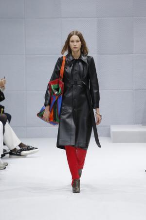 デムナ・ヴァザリアによる新生バレンシアガ【16-17AWウィメンズ】