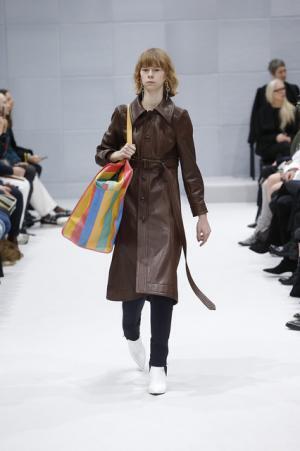 デムナ・ヴァザリアによる新生バレンシアガ【16-17AWウィメンズ】