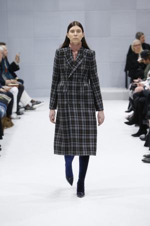 デムナ・ヴァザリアによる新生バレンシアガ【16-17AWウィメンズ】