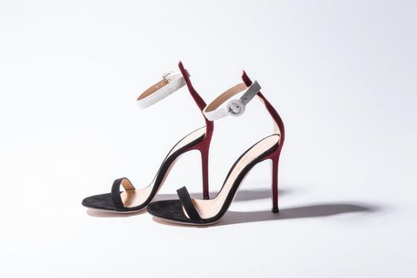 美しい足元に仕上げる、ストラップシューズで大人の品格を！【TREND SHOES 03】