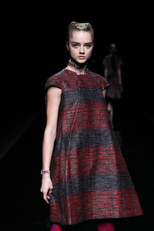 グラフィカルにアールデコを遊ぶユマコシノ【2016-17秋冬ウィメンズ】