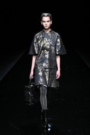 グラフィカルにアールデコを遊ぶユマコシノ【2016-17秋冬ウィメンズ】